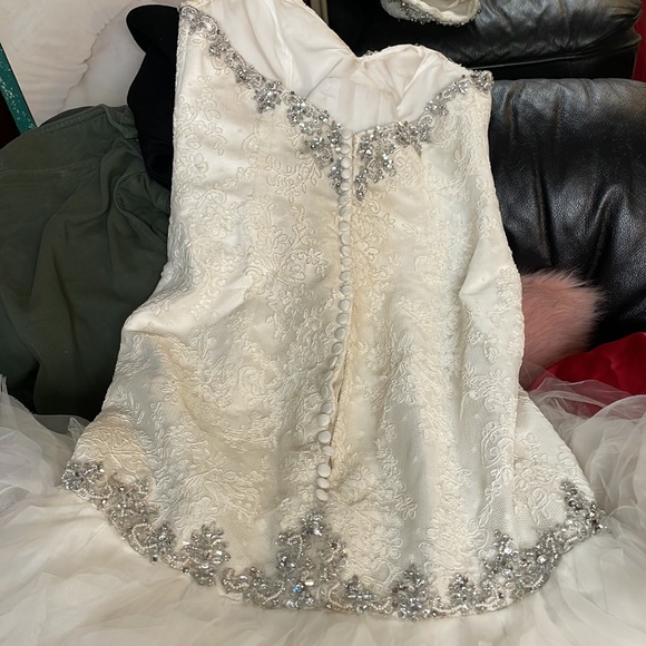 Wedding gown - Picture 9 of 15